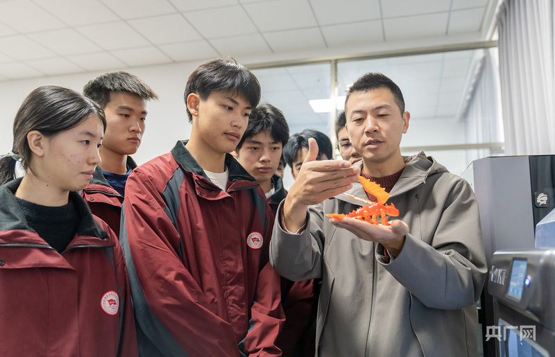 坚持“投资于人” 惠民生和促消费双向奔赴